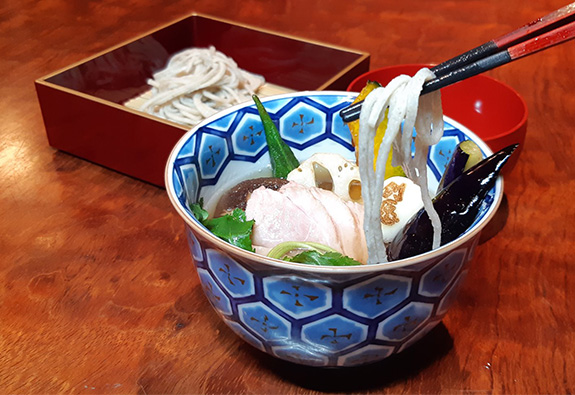 写真：素揚げ野菜入り　白　鴨汁そばセット （いなり1ケ付き） 1,745円